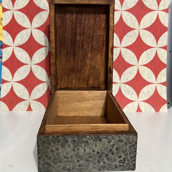 Vintage owl hinged metal embossed keepsake box wood interior - Picture 7 of 10